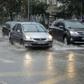 Bravo za komšiluk! Vlasnik zaboravio da zatvori prozor automobila pre kiše, a onda su naišle domišljate komšije (foto)