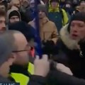 Demonstranti se biju među sobom: Tuča na protestu u Novom Sadu (video)