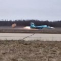 Su-34 sleteo bez točkova, pravo na trup Incident na ruskom aerodromu snimljen kamerom