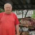 (Foto, video): Tri druga okreću vola u centru Beograda i svi se pitaju zašto: Nikada vam ne bi palo na pamet šta je razlog