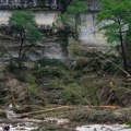 (Video) "našao sam peškir, narukvicu i sliku": Očajni otac u potrazi za detetom nakon što je bujica odnela hrišćanski kamp…