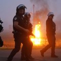 (Video) Haos u Francuskoj: Grupa maskiranih napadača gađala policajce granatama i Molotovljenim koktelima, ima povređenih