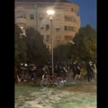 VIDEO: Pogledajte SNS batinaše sa štanglama kako kreću na građane u Novom Sadu