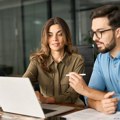Veštačka inteligencija nas čini manje produktivnim i inteligentnim na poslu, pokazuje nova studija
