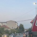 Umalo nesreća na pruzi u Kraljevu zbog neispravne rampe: Vozač u poslednjem trenutku izbegao voz (foto)