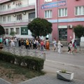 Protest u Leskovcu ispred stadiona: Ako nema karata za narod, neka ne bude ni mira za vlast