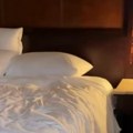 Strašan prizor u hotelskoj sobi Čuo je neobičan zvuk, pa ispod kreveta pronašao ovo (video)