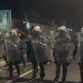 Kordon policije potiskuje građane od Opštine Sečanj