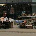 Badnjaci stigli na pijace u Leskovcu: Cene uglavnom iste, ali cena oraha šokirala kupce