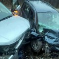 (Foto) Doživeo infarkt za volanom rendž rovera, pa se zakucao u drugi auto Užasan sudar na Avali: Automobili ulubljeni kao…