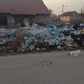 Gomile smeća duž ulice: Divlja deponija u Krnjači nije sanirana ni pet godina posle prijave