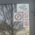 Na vratima PIO fonda u Novom Sadu stavljena nalepnica - "blokaderski terorizam je bolest" FOTO