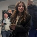 Uhvatili smo ćerku Željka Mitrovića na aerodromu u Beogradu Sandra u sivom kaputu sa talasastom kosom: Ne skida osmeh sa lica…