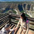 (Foto) Novosađanka isprošena na jednoj od najlepših lokacija u Srbiji: Bez oklevanja rekla DA, turistički vodič ispričao sve o…