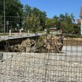 Zbog pucanja azbestne vodovodne cevi obrušio se trotoar u kragujevačkom naselju Vašarište: Grad Kragujevac aktivno prati…