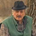 "Osmoro glumaca je otišlo u večnost": Radoš Bajić posetio Petlovac gde je pre 20 godina snimana serija "Selo gori, a baba se…