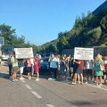 Neko hoće da ugasi institut Igalo: Radnici opet u dvočasovnoj blokadi granica sa Hrvatskom