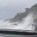 Stravične posledice oluje "Kiran" u Francuskoj: Više od milion ljudi bez struje, talasi dostizali 20 metara, a tek vetar
