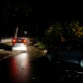 Drama kod bijelog polja: Drvo palo na vozilo u pokretu, dve osobe povređene (foto)