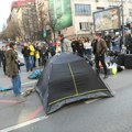 Studenti se okupili u Beogradu, napravili kamp kod Vlade, 24 sata bez saobraćaja