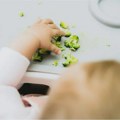Roditeljstvo: Pustiti bebu da jede sama – da ili ne
