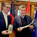 Predsedniku Srbije konzerva čuvenog bavarskog piva Vučić Zederu poklonio reket Novaka Đokovića
