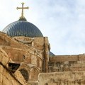 Skandal u Jerusalimu Izraelska policija upala u hram Groba Gospodnjeg i fizički napala, a potom i uhapsila obezbeđenje…