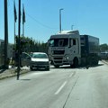 Sudar kamiona i punta u Čačku: Delovi vozila rasuti po ulici, saobraćaj usporen (foto)