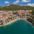 Turisti u šoku zbog snimka sa plaže u regionu: Ležaljka 5 evra, a nema gde igla da padne!