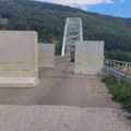 Kosovska policija postavila betonske prepreke za kamione na mostu kod Brnjaka