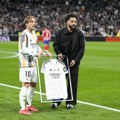 VIDEO Modrić se poklonio jednom od najboljih – emotivni ispraćaj legende u penziju pred punim stadionom