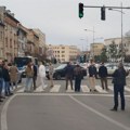 FOTO: Novosađani stajali 15 minuta po celom gradu, ali i na pešačenju za Beograd