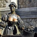 Vlast Dablina zabranila turistima da dodiruju grudi statue Moli Maloun