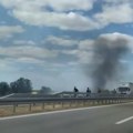 Buktinja na auto-putu kod Srbobrana Izgoreo automobil, crni dim se širi nebom (video)