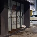 Prostorije SNS na Voždovcu zasute balegom VIDEO