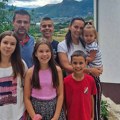 Sedmočlana porodica se vratila u BiH: Darko i Anđa su godinama čekali ovaj trenutak, svi plakali od sreće
