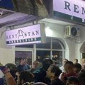 Velika okupljanja pristalica SNS širom Srbije: Stoje ispred prostorija stranke