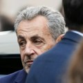 Sarkozi spava pored wc šolje bez poklopca: Robijaši mu prete: "Osvetićemo Gadafija"