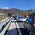 Kilometarska kolona na autoputu "Miloš Veliki" kod tunela "Munjino brdo" iz kamiona ispao teret, saobraćaj obustavljen…