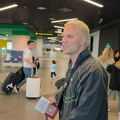 Ofarbao se, a iz ruke ne ispušta Ničea: Relja Popović pokazao novo izdanje na aerodromu: Pevač bez supruge Nikolije (video)