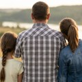 "Никада га нисмо видели тужног" Рођен без руку и ногу, овај отац је сам одгајио две ћерке: "Мајка је отишла кад сам имала…