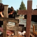 "Ubica mog deteta šeta, možda mi se smeje putem": Služen parastos deci ubijenoj u Goraždevcu (video)