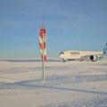 Istorija se piše na Antarktiku: Na ledeni kontinent prvi put sleteo putnički avion