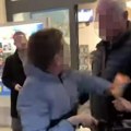 Užas u marketu u Železniku! Stariji čovek detetu zavrće uvo, a onda ga jako udara: Reagovalo obezbeđenje, ovako se…