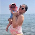 Nadica Ademov se skinula u kupaći, trudnički stomak u prvom planu: Odvela ćerku (1) na more i ne skida osmeh s lica, ovako…