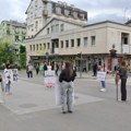 Kragujevčani i danas kod "Uzora" odali poštu nastradalima u Novom Sadu (FOTO)