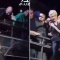 Pevačicu muškarac spasao pada, ona ga brutalno odgurnula: Bahato ponašanje naišlo na žestoke reakcije