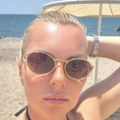 Ivana Selakov se skinula! Pevačica se javila sa plaže, pokazala preplanuli ten u kupaćem: Uživa za sve pare! (foto)