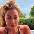 Kupaći jedva pridržava grudi: Pevačica (37) je zbog debljine ranije fotošopirala fotke, a sada ponosno nosi bikini: Zbog njene…