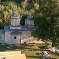 „Za njih smo i majka i otac!“ u manastiru sveta petka izvorska monahinje svakodnevno čuvaju, leče i vole decu koju su drugi…